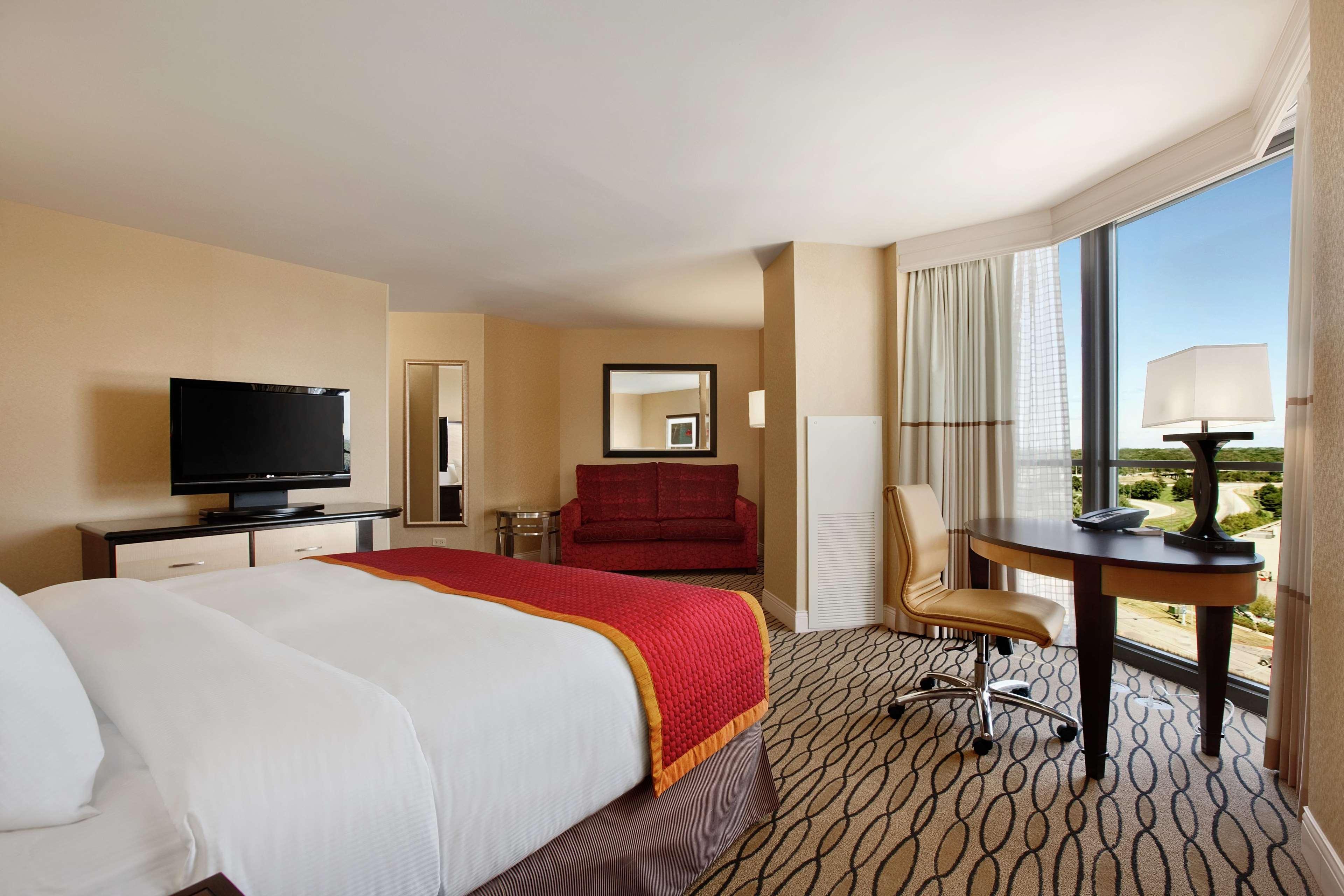Hilton Rosemont Chicago O'Hare Hotel Room photo